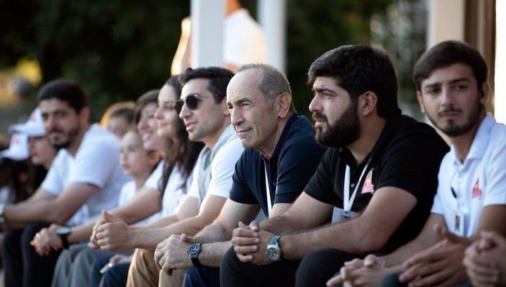 Ռոբերտ Քոչարյանը՝ Սևանում «Հաղթանակած» նախաձեռնության երիտասարդներին հյուր