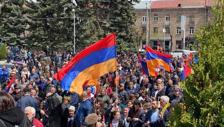 Չնայած իշխանական բոլոր սադրանքներին, այս պահին Գյումրիում բազմահազարանոց հանրահավաք․ Իշխան Սաղաթելյան