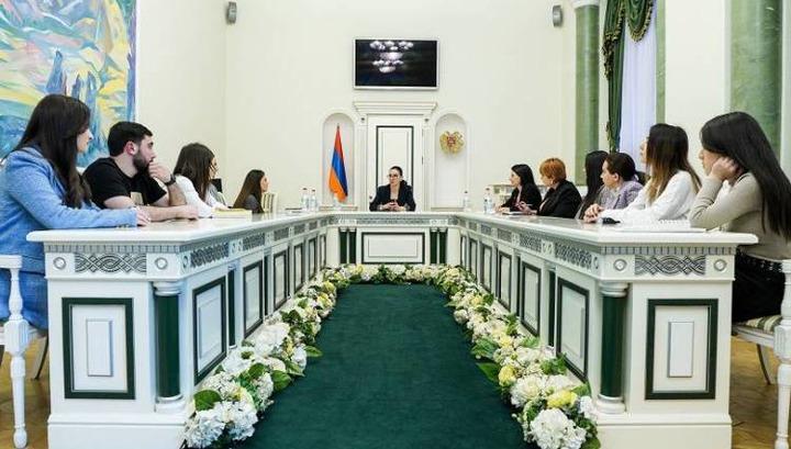 Աննա Վարդապետյանը շարունակո՞ւմ է դասախոսել ֆակուլտետում․ «Հրապարակ»