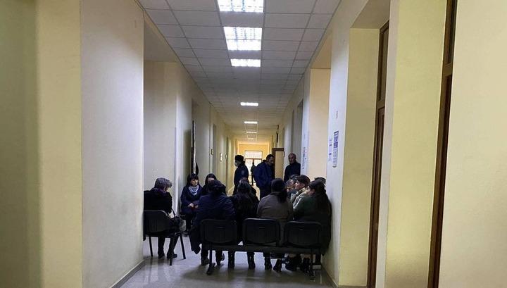 Շիրակի մարզի գերեվարված զինվորների ծնողները բողոքի ակցիա են իրականացրել մարզպետարանի շենքում