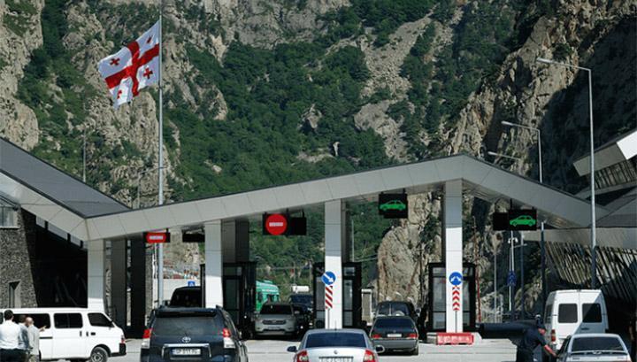 Լարսը բաց է բոլոր տեսակի տրանսպորտային միջոցների համար