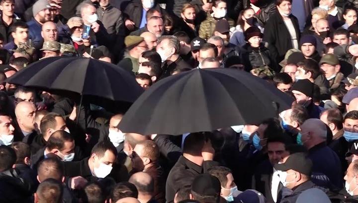 ՀՀ պատմության մեջ 1-ին անգամ ղեկավարին ժողովրդից պաշտպանելու համար օգտագործվեց ճամպրուկ և անձրևանոց․ Սուրեն Սարգսյան