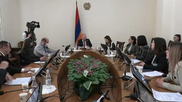 Աժ-ն քննում է ՀՌՀ անդամի պաշտոնում ընդդիմության թեկնածու Անժելա Նալբանդյանի թեկնածությունը. Ուղիղ