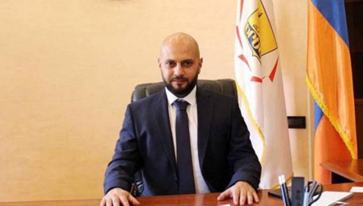 ԱԱԾ-ն մտել է Կենտրոնի համայնքապետարան և թաղապետ Սամվել Ղուկասյանին ուղեկցել հարցաքննության․ ArmLur