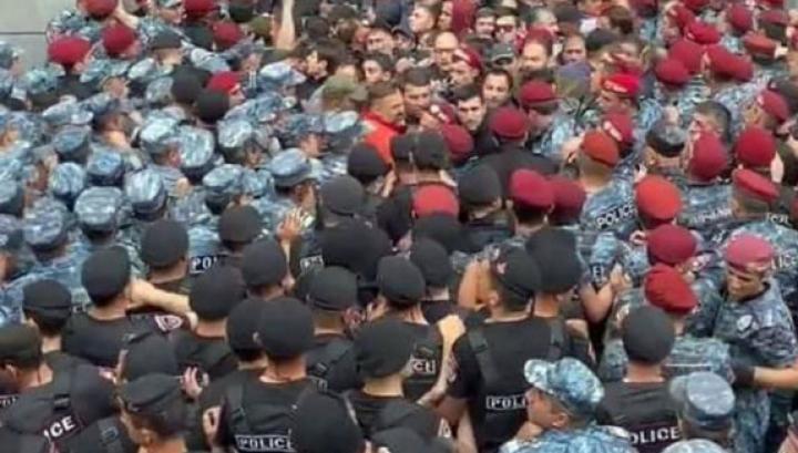 Տեսնու՞մ եք, ինչ եռանդով են մարդիկ պաշտպանում 400 000-նոց ռոճիկը. Ադիբեկյան