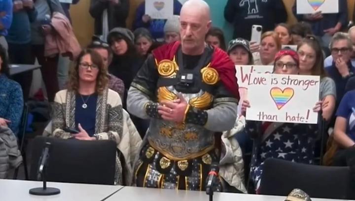 ԱՄՆ-ում մի տղամարդը ներկայացել է Կեսարի հագուստով և հայտարարել, որ ինքը կին է, որպեսզի ցույց տա ուսուցիչների գենդերային օրակարգի անհեթեթությունը