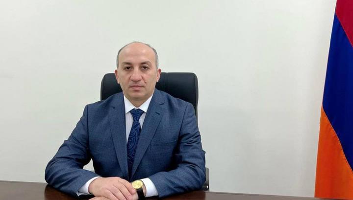 Փոխնախարարը գերբը հետը տուն է տարել. «Հրապարակ»