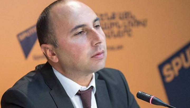 Ազգանուններով իրար նամիկատ անելուց հիշեք, որ թուրքը երկար տարիներ հենց մեր ազգանունները փոխելով է մեզ փորձել ձուլել