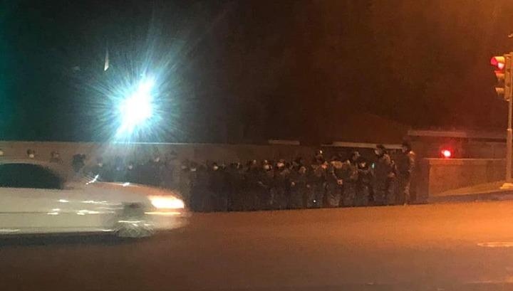 Մեծ թվով ոստիկաններ են վերահսկում կառավարության շենքը և կառավարական ամառանոցը