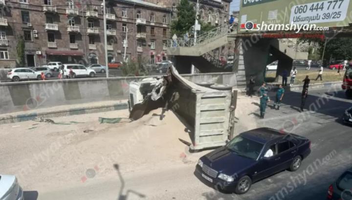 Ավազով բեռնված «Կամազը» շրջվել է Երևանի կենտրոնում