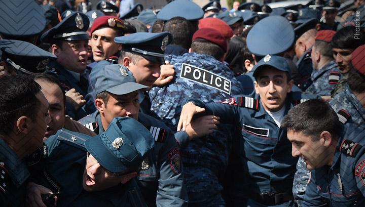 Ոստիկանները մետրոյում ծեծել, հայհոյել են 2 անչափահասի․ ՄԻՊ