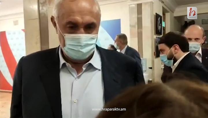 Դուրս չես գալիս դու, արա․ Արարատի մարզպետի անբարեկիրթ պահվածքը ԱԺ-ում