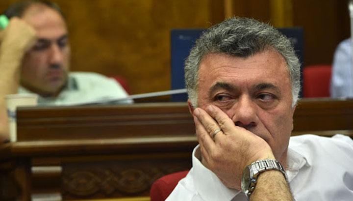 Դուք ապրում եք տնփեսու հոգեբանությամբ, այն էլ՝ երեւի զոքանչ–կառավարչի շնչառության ռիթմի տակ․ Ռուբեն Հակոբյան