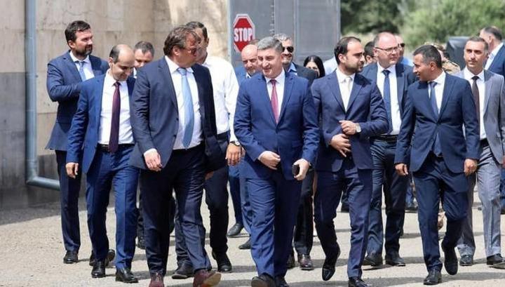 Ինչու է ՔՊ-ական խորհրդականը հայտնվել Սյունիքի կալանավցի մարզպետի «սև ցուցակում»․ «Հրապարակ»