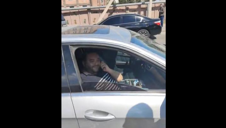 ՔՊ-ական Կարեն Համբարձումյանը Սիսիանի ընտրատեղամասի մոտ մեքենայից ուղղորդում է ընտրողներին․ Մերի Տոմոյան