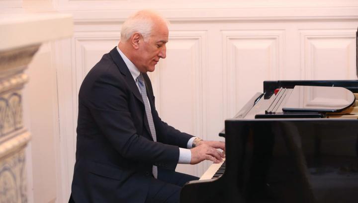 Վահագն Խաչատուրյանը նորից դաշնամուր է նագել, այս անգամ՝ Էստոնիայի նախագահի հետ ընթրելուց հետո