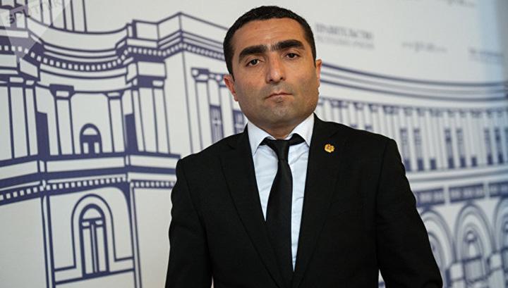 Նախարարը ձեռքի հետ էլ մարզպետ է աշխատում․ «Հրապարակ»