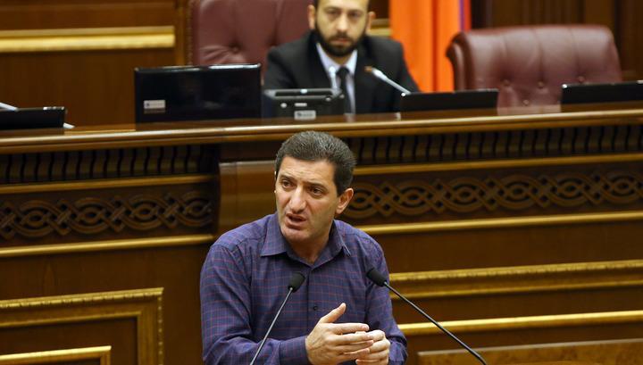 ԿԳՄՍ նախարարը՝ դիմակ գովազդող ռազմագիտության «դասատու»․ Գևորգ Պետրոսյան