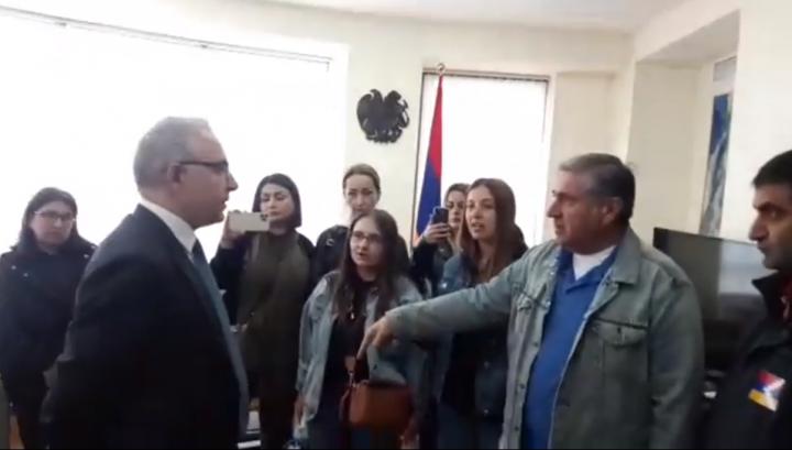 Ընդդիմադիր պատգամավորները մտան ԱԳՆ․ ուղիղ