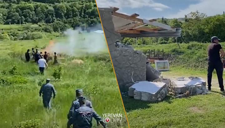 Կիրանցեցիները քանդում են ադրբեջանցիներին հանձնվող շինությունները