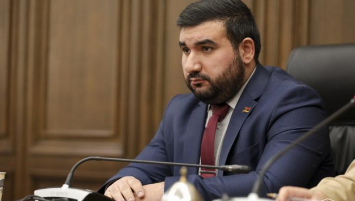 Վահագան Ալեքսանյանին «խոզ» ասելու համար կնոջը մեղադրանք է առաջադրվել