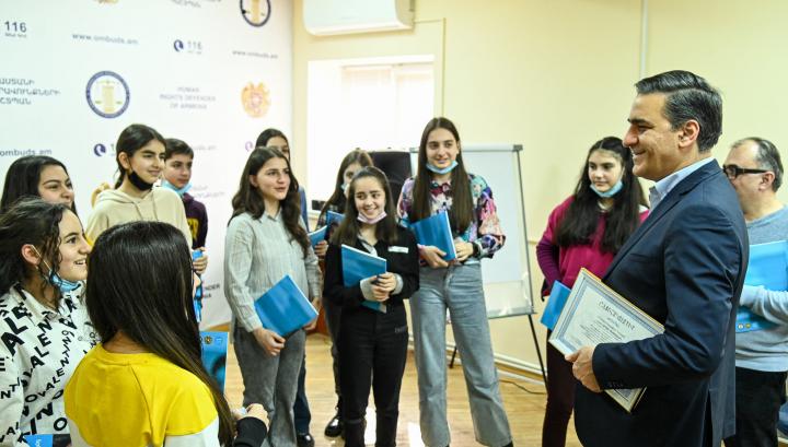 Արման Թաթոյանը հյուրընկալել է Երևանի թիվ 171 հիմնական դպրոցի ուսուցիչների ու աշակերտների