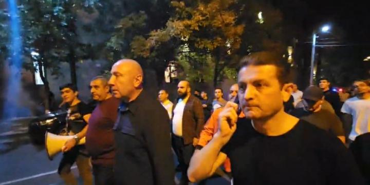 Հանրահավաքից հետո  քաղաքացիները շարժվում են փողոցներով՝ կոչ անելով բոլորին միանալ