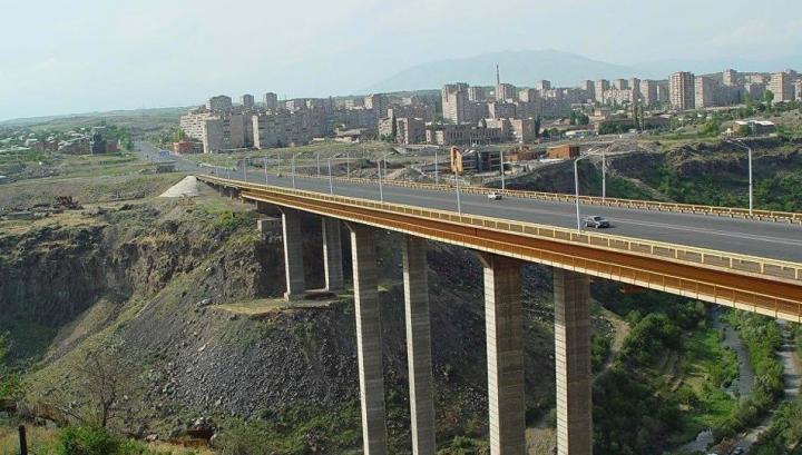 Մեքենան կայանել է կամուրջի վրա և ցած նետվել