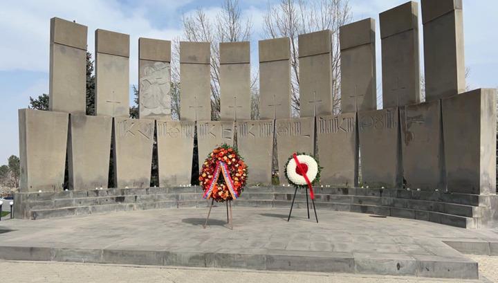 Սերժ Սարգսյանի անունից ծաղկեպսակ է դրվել Եռաբլուրում