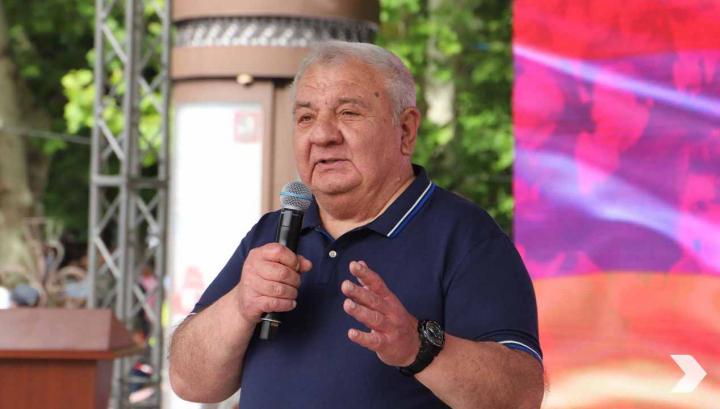 Գոնե ասեք, որ Արցախը չի կարող լիենլ Ադրբեջանի կազմում, ա՛յ սրիկաներ, դուք հա՞յ չեք, ո՞վ եք դուք. Յուրի Խաչատուրով