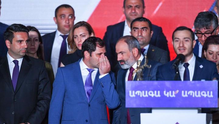 Սուրեն Պապիկյանը հուշանվերներ է գնել