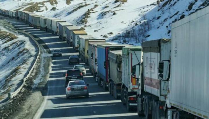 Հայկական շուրջ 700 բեռնատար մնացել է Վերին Լարսի անցակետում
