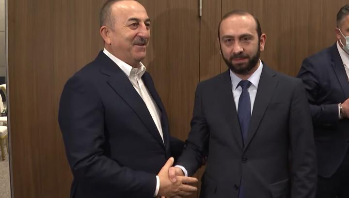 Էդ ձեռքը սեղմելու համար 5 հազար զոհն ու հազարավոր տնավեր հայե՞րն էին խանգարում․ Մարգարիտ Եսայան