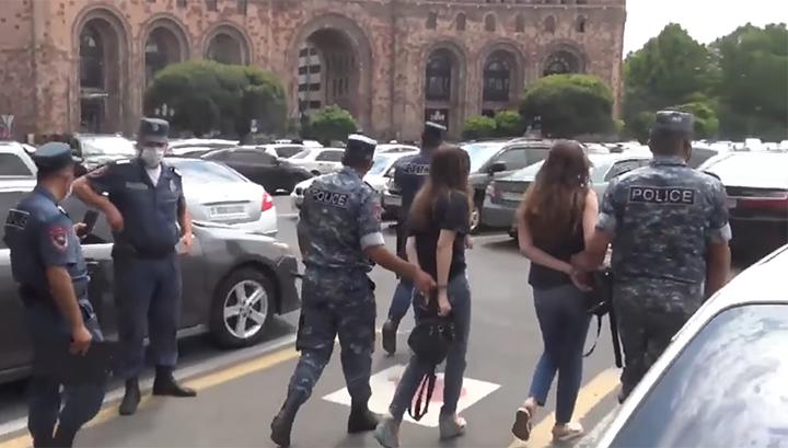 Ոստիկանները ձեռնաշղթաներով բերման ենթարկեցին դիմակ չկրող 2 աղջկա