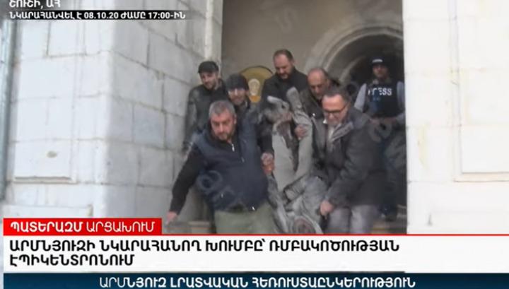 Ինչպես են Ղազանչեցոց հրետակոծված եկեղեցուց դուրս են բերում վիրավոր լրագրողներին․ Tert.am