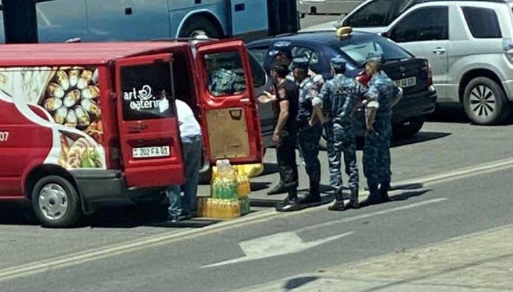 «Արտ լանչն» է՞լ է ոստիկաններին սնունդ մատակարարում․ Լուսանկար