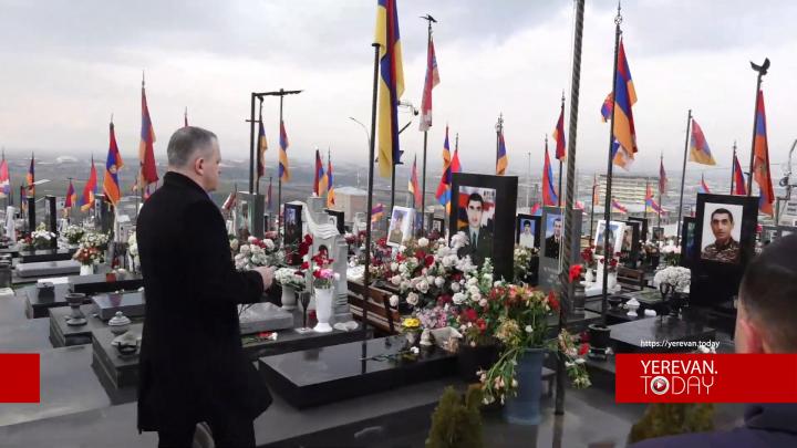 Արցախի նախագահն ու մի շարք բարձրաստիճան պաշտոնյաներ «Եռաբլուր» են այցելել