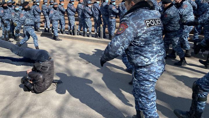 Ոստիկանության գործողությունների հետևանքները․ ոտքն է կոտրվել, տուժել է լուսանկարիչ