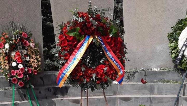 Սերժ Սարգսյանի անունից «Եռաբլուր» զինվորական պանթեոնում ծաղկեպսակ է դրվել