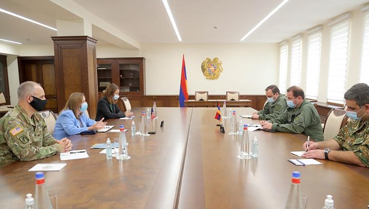 Պաշտպանության նախարարն ընդունել է ՀՀ-ում ԱՄՆ արտակարգ և լիազոր դեսպանին