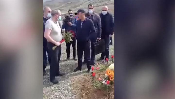 Իմ եղբոր գերեզմանի հետ գործ չունեք. զոհվածի հարազատը Փաշինյանին թույլ չտվեց մոտենալ գերեզմանին