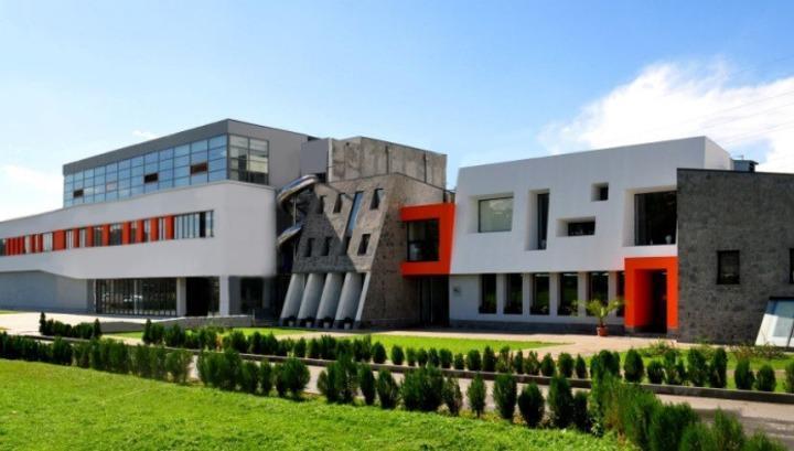 ԱՅԲ կրթօջախի 229 աշակերտ ստորագրահավաքով պահանջում է Արցախի դրոշը տեղադրել բակում