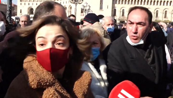 Փաշինյանի աջակիցները քաշքշեցին և վիրավորեցին «5-րդ ալիքի» լրագրողին