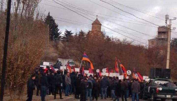 Բերձորի միջանցքի փակումն ու Գյումրիի ռազմաբազայի շրջափակումը կազմակերպված է նույն կենտրոնից. Իշխանյան