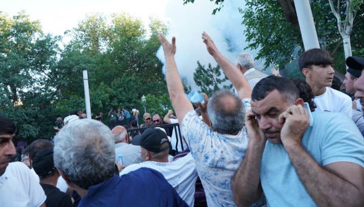 Ոստիկանությունը լուսաձայնային նռնակներ է կիրառում քաղաքացիների դեմ