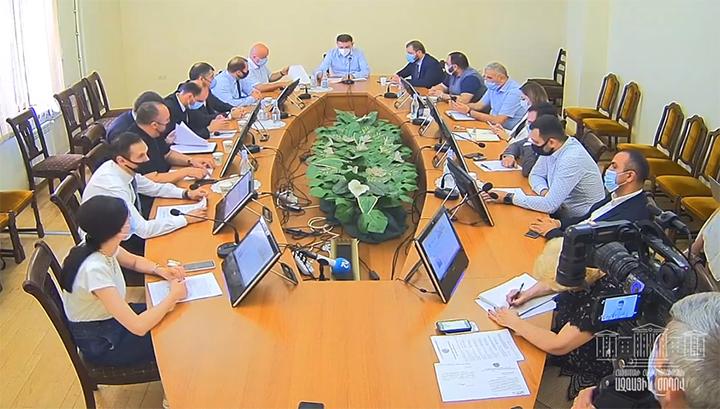 Կոնյակի գովազդի, պետգույքի մասնավորեցման մասին հարցերը ԱԺ տնտեսական հանձնաժողովի նիստում․ ուղիղ