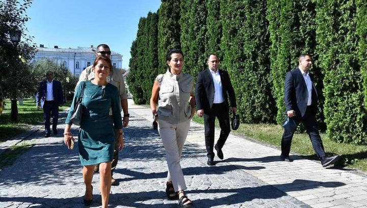 Աննա Հակոբյանը հատուկ նշել է, որ ինքը շրջել է թիկնազորով