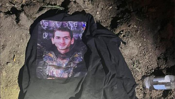 Ոստիկանները զոհված զինվորի հոր նկատմամբ գործադրել են անհամաչափ ուժ, պատռել որդու նկարով շապիկը