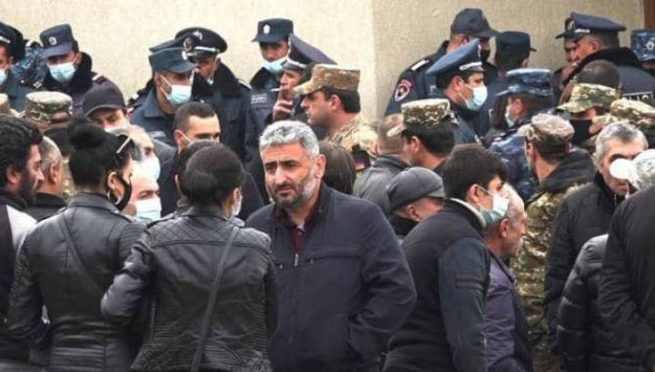 Դուրս արի, դու իրավունք չունես. զոհվածների մայրերը Անահիտ Ավանեսյանին թույլ չտվեցին ծաղիկ դնել