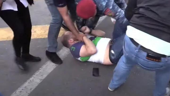 Ոստիկանները քարշ տալով բերման ենթարկեցին ՔՊ-ի գրասենյակի մոտ բողոքի ակցիա անող երիտասարդներին